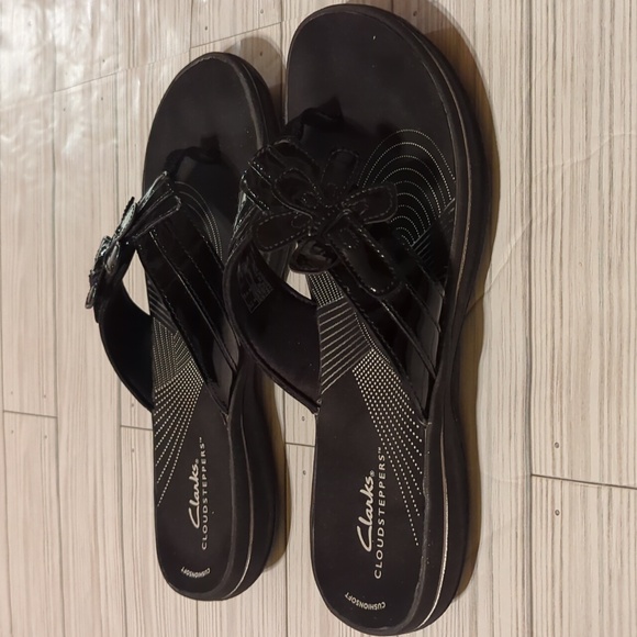 NWOT Clarks Women's 8M Cloudsteppers Breeze Sea Thong Sandals Black 27772 - Picture 3 of 6